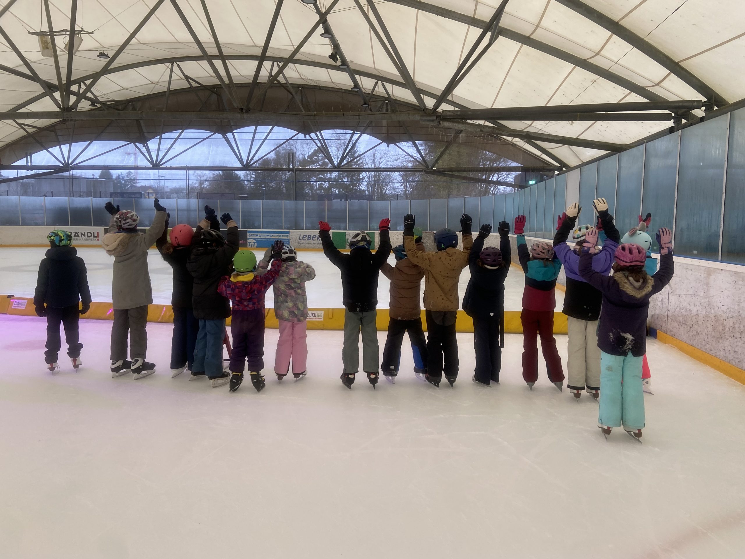 Schlittschuhspaß und Gemeinschaft auf dem Eis